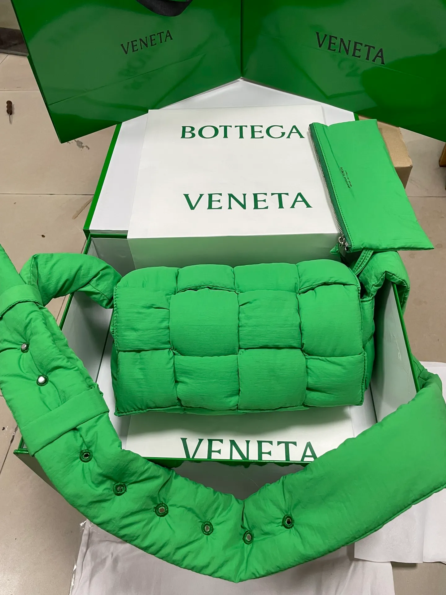 #𝐂𝐀𝐒𝐒𝐄𝐓𝐓𝐄 Nylon tofu tofu bag This Cassette is so cute, its cute appearance does not affect its practicality and the capacity is good! The fabric is low-key and very textured, suitable for daily wear with casual wear. The cross-woven design of the wide cloth is really stunning. The bag has a puffy shape and feels like a piece of tofu. It can be worn on one shoulder, cross-body or as a waist bag. You can also adjust the shoulder strap to the size of the bag under the armpit, so you can have it all! S30x15cm【8951#】real shot